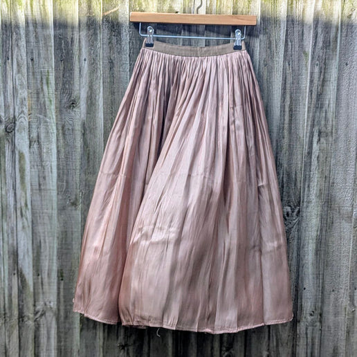 Tender floaty skirt with a sheen | Autumnal brown
