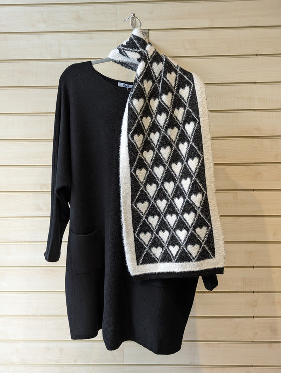 Jumper tunic with heart scarf | Black