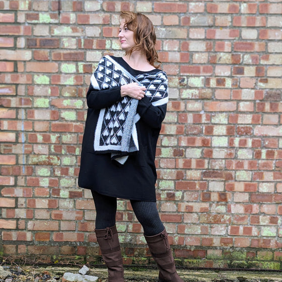 Jumper tunic with heart scarf | Black