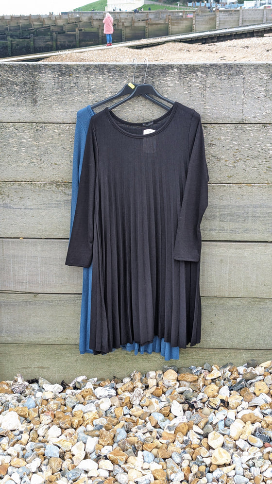 Pleated dress | Black